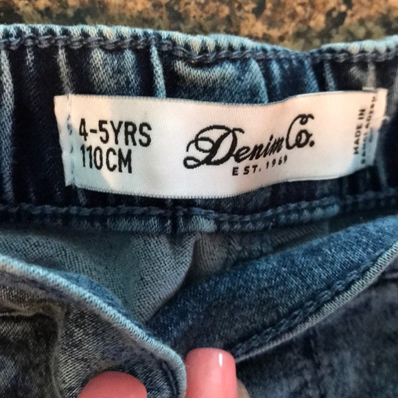 Girls 2 pairs of Jeans 1 Pink & 1 washed Blue - Picture 7 of 8